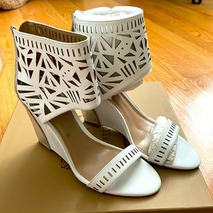 Nicole Miller Artelier Size 7.5 M TURKS White/silver Leather Sandals New